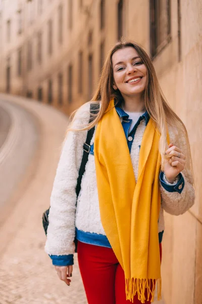 Meisje Wandelingen Door Straten Van Oude Stad Lissabon Close Van — Stockfoto