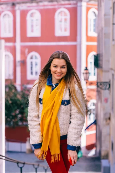 Meisje Stijlvolle Kleren Kijkt Naar Camera Wandelt Door Straten Van — Stockfoto