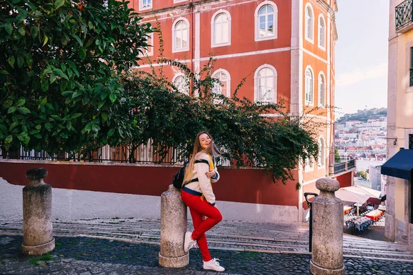 Lissabon Straat Met Smalle Straatjes Stijlvol Meisje Poseren Buurt Van — Stockfoto