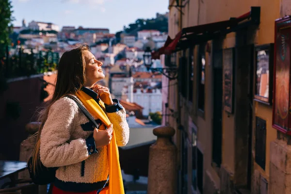 Ceketli Sarı Eşarplı Kız Gözlerini Kapadı Lizbon Sokaklarında Yürü Profil — Stok fotoğraf