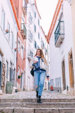 Genç bir gezgin Portekiz 'de Lizbon' un güzel, eski, rahat caddesinde yürüyor..