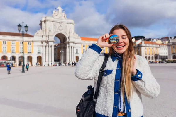 Лиссабон Португалия Января 2019 Года Девушка Сувениром Рядом Лицом Улыбкой — стоковое фото