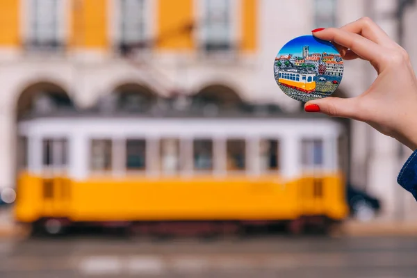 Lissabon Portugal Januari 2019 Meisje Met Een Keramisch Souvenir Met — Stockfoto