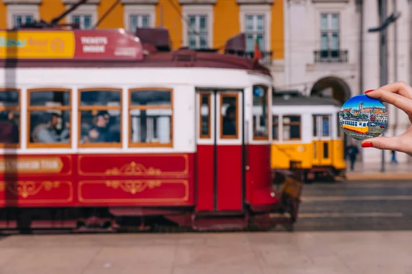 Lisboa Portugal Janeiro 2019 Menina Segurando Presente Cerâmica Com Imagem — Fotografia de Stock