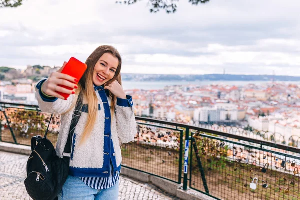 ポルトガルを旅する 若いです旅行女性取るセルフィーで旧市街リスボンでビューで赤いタイル張りの屋根 古代建築 — ストック写真