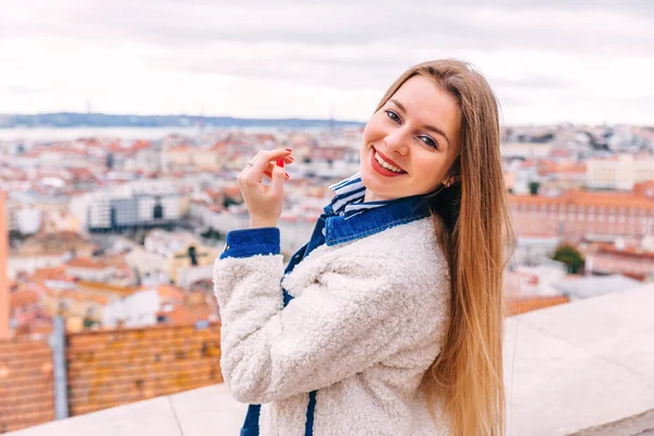 Jonge Mooie Vrouw Poseren Tegen Achtergrond Van Stad — Stockfoto