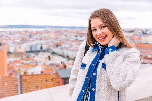 Een Jonge Meisje Toerist Geniet Van Een Prachtig Uitzicht Stad — Stockfoto