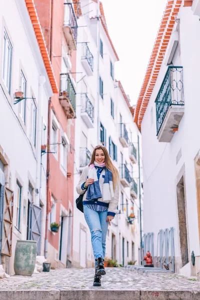 Молодой Путешественник Идет Красивой Старой Уютной Улице Лиссабона Португалии — стоковое фото