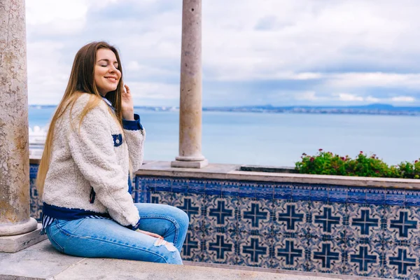 Uma Turista Senta Com Olhos Fechados Uma Plataforma Panorâmica Desfrutando — Fotografia de Stock