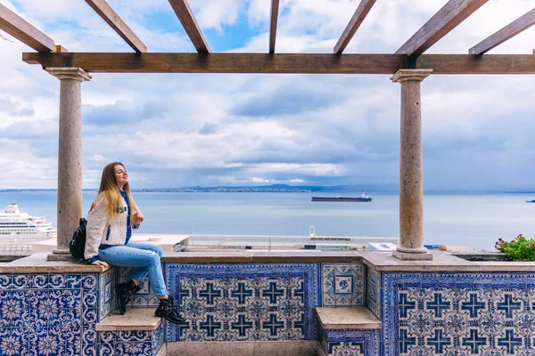 Una Turista Sentada Con Los Ojos Cerrados Una Plataforma Panorámica — Foto de Stock