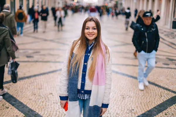 Şık Ceketli Güzel Bir Kız Şehrin Sokaklarında Bir Sürü Insanın — Stok fotoğraf