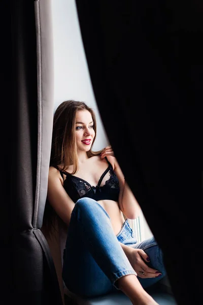 Mulher Sexy Jovem Posando Lingerie Sentado Peitoril Janela Casa Olhando — Fotografia de Stock