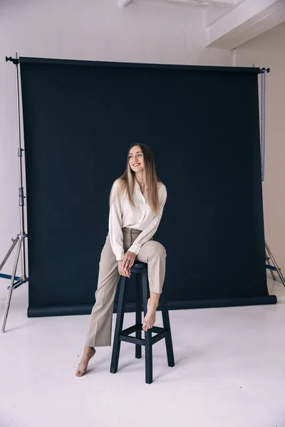 Retrato Clásico Del Estudio Una Mujer Joven Con Pelo Largo — Foto de Stock