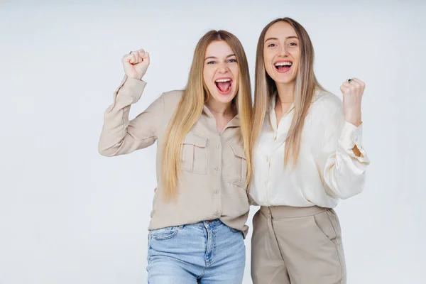 Joyeux Famille Joyeuse Deux Femmes Vêtements Décontractés Posant Serrant Les — Photo