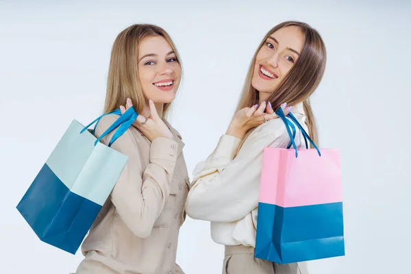 Unga Kvinnor Blusar Hålla Vackra Väskor Efter Shopping Stadens Trendiga — Stockfoto