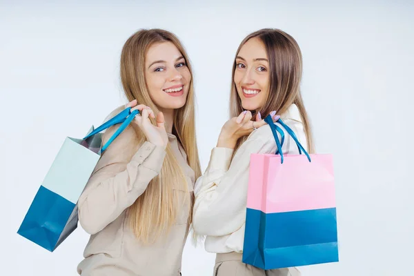 Mulheres Jovens Blusas Segurar Sacos Bonitos Depois Fazer Compras Boutiques — Fotografia de Stock