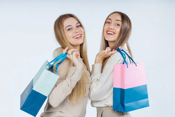 Compras Temporada Lindas Mujeres Elegantes Con Coloridas Bolsas Compras Sosteniendo — Foto de Stock