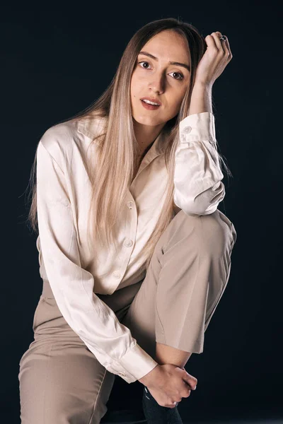 Modelo Mujer Moda Posando Silla Fotografía Estudio Vestidos Con Ropa — Foto de Stock