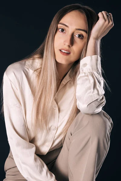 Modelo Mujer Moda Posando Silla Fotografía Estudio Vestidos Con Ropa — Foto de Stock