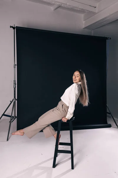 Retrato Mujer Moda Traje Clásico Posando Mientras Está Sentado Silla — Foto de Stock