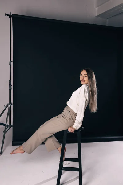 Retrato Mujer Moda Traje Clásico Posando Mientras Está Sentado Silla — Foto de Stock