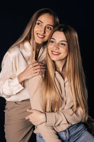 Δύο Όμορφα Ξανθά Κορίτσια Κάθονται Μια Καρέκλα Μία Αγκάλιασε Την — Φωτογραφία Αρχείου