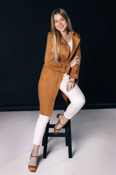 Chica Sonriente Moda Abrigo Trinchera Elegante Lado Publicidad Revista Brillante — Foto de Stock
