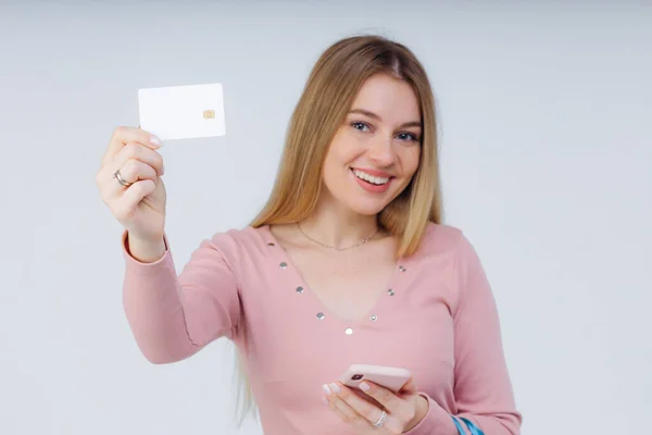 Menina Sorridente Segurando Smartphone Cartão Crédito Mulher Roupas Casuais Fundo — Fotografia de Stock