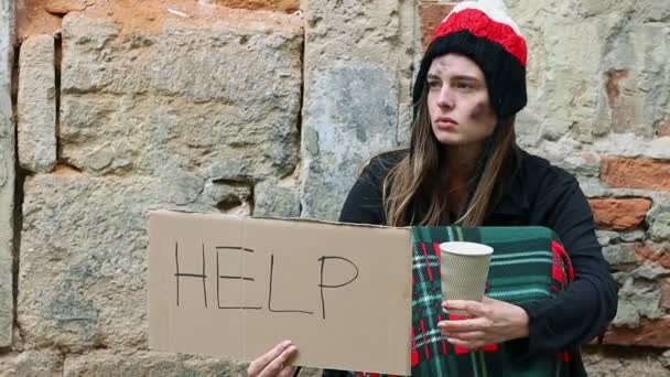 Bezdomna Kobieta Pokryta Kocem Siedzi Zewnątrz Kubkiem Młoda Biedna Dziewczyna — Wideo stockowe