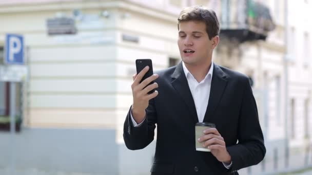 Giovane Uomo Affari Cammina Strada Una Discussione Una Videochiamata Ragazzo — Video Stock