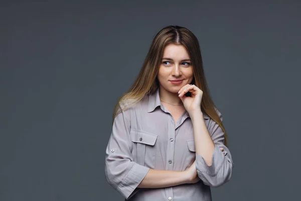 Milenial Mujer Pensativa Triste Tocándose Barbilla Mirando Hacia Lado Sintiéndose — Foto de Stock