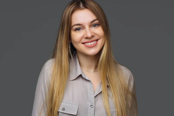 Mujer Sonriente Con Pelo Largo Camisa Gris Sensación Estar Sentado — Foto de Stock