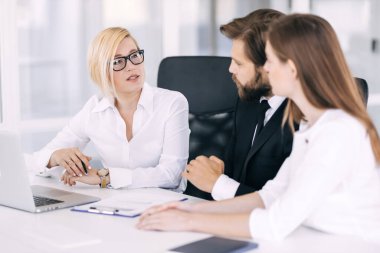 Mutlu motivasyonlu çeşitli iş adamları birlikte çalışır, bir ofis toplantısında işbirliği yapar, yönetim kurulu brifinginde finansal proje fikirlerini tartışırlar..