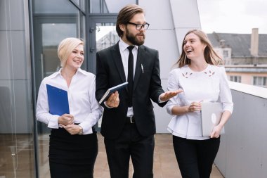 Bütün iş arkadaşlarım sokakta yürüyorlar. İş adamı ve kadınlar ofise yakın yürüyorlar, konuşurken dizüstü bilgisayar kullanıyorlar ve belgeleme yapıyorlar. Açık hava sohbet kavramı