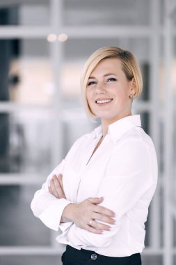 Ofiste gülümseyen mutlu CEO, belki gayrimenkul, avukat, kar amacı gütmeyen, pazarlama.