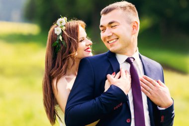 Ormandaki yeşil bir arazide gelinlik ve takım elbiseli aşık bir çiftle evlendim..