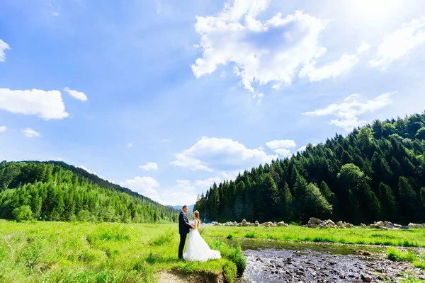 Portrait Mariage Jeunes Mariés Amoureux Dans Nature Élégant Marié Dans — Photo