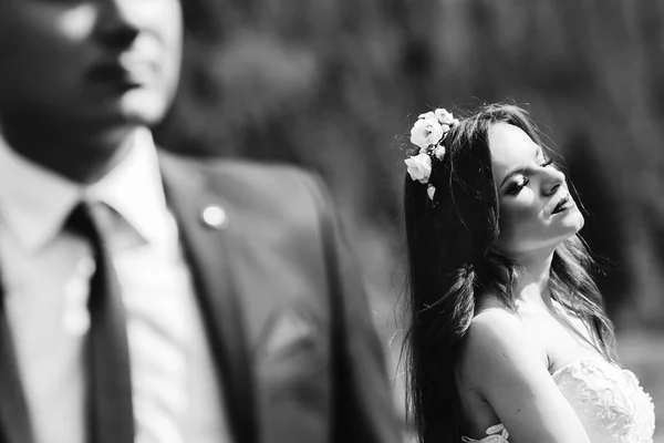 Retrato Preto Branco Uma Noiva Bonita Com Uma Coroa Flores — Fotografia de Stock