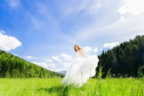 Noiva Vestido Casamento Branco Caminha Prado Nas Danças Verão — Fotografia de Stock