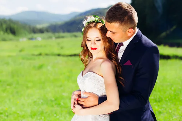 Jonge Bruidspaar Geniet Van Romantische Momenten Buiten Een Zomerweide Man — Stockfoto