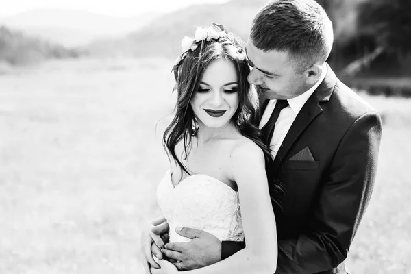 Sensible Retrato Una Hermosa Pareja Recién Casada Abrazándose Naturaleza Foto —  Fotos de Stock