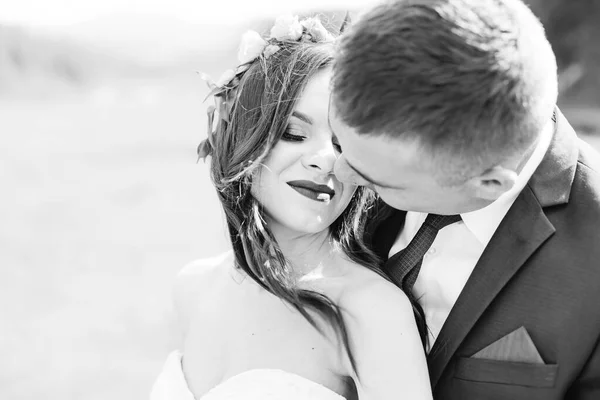 Cuadro Clásico Boda Pareja Casada Abrazando Fuera Blanco Negro —  Fotos de Stock