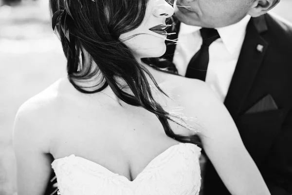 Lüks Düğün Çifti Kucaklaşmaları Öpücükleri Muhteşem Gelin Şık Damat Duygusal — Stok fotoğraf