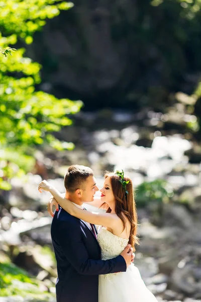 Joven Novio Traje Azul Abraza Parque Con Plantas Verdes Con —  Fotos de Stock