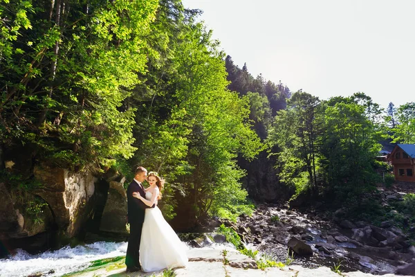 Jeune Couple Amoureux Bord Une Falaise Sur Fond Rivière Ciel — Photo