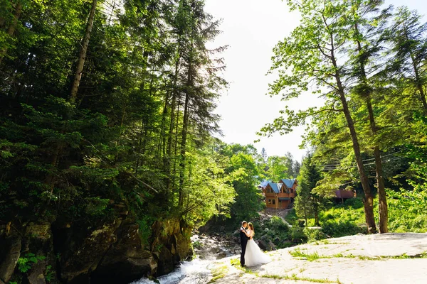 Deux Amoureux Embrassant Sommet Une Colline Surplombant Ville Rivière Cadre — Photo