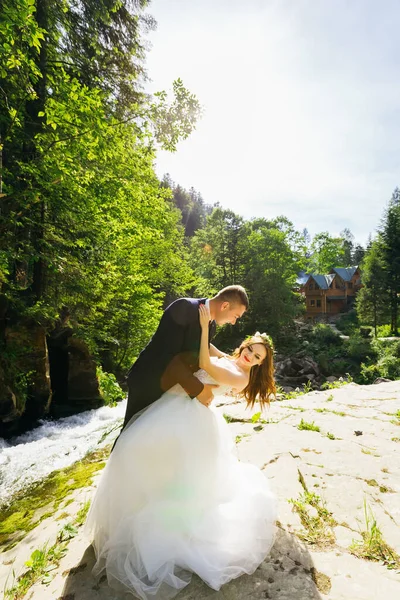 Couple Joyeux Dansant Sur Rocher Sur Fond Rivière Belles Montagnes — Photo