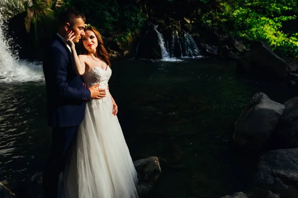 Jeunes Mariés Amoureux Dans Nature Marié Élégant Dans Costume Noir — Photo