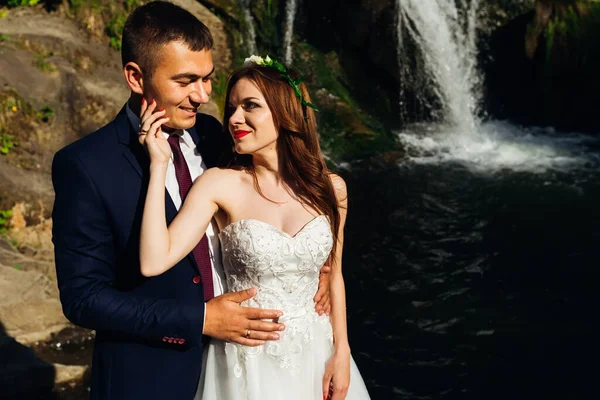 Siyah Ceketli Kırmızı Kravatlı Beyaz Elbiseli Genç Bir Damat Bir — Stok fotoğraf