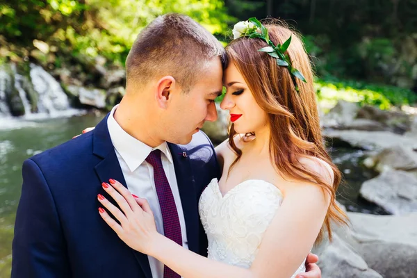 Recién Casados Enamorados Naturaleza Elegante Novio Traje Azul Una Linda —  Fotos de Stock